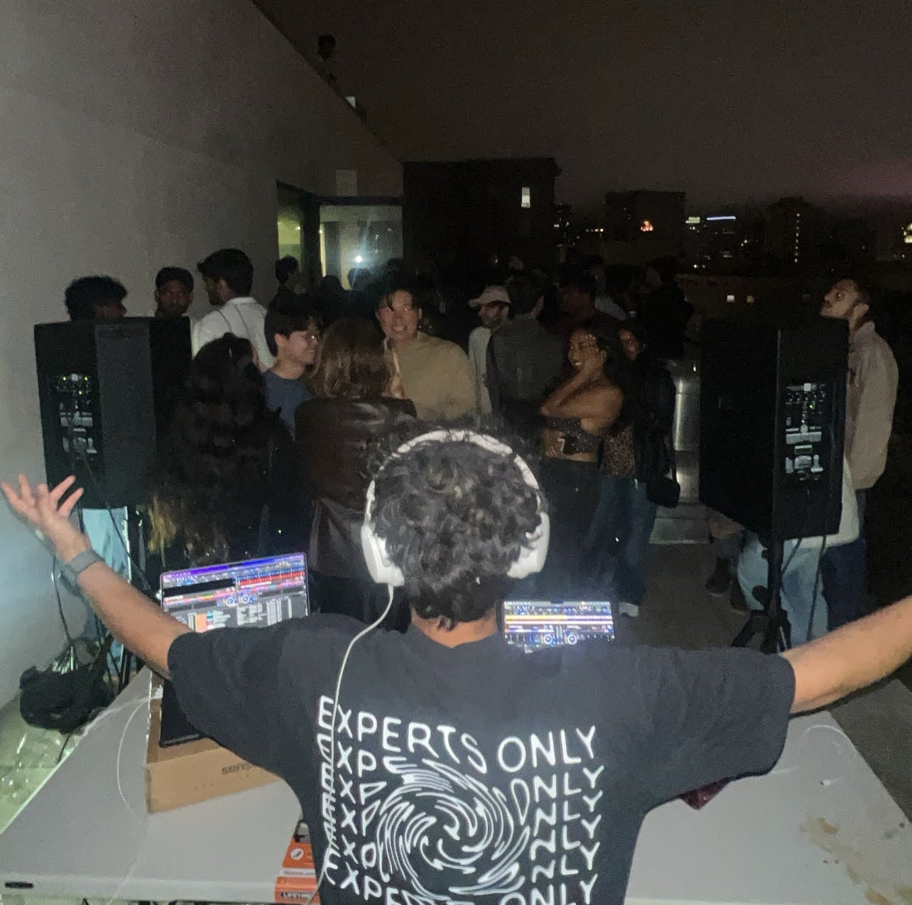 deric performing live